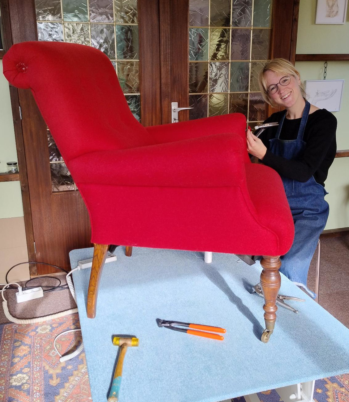 Elke stoffeert een stoel